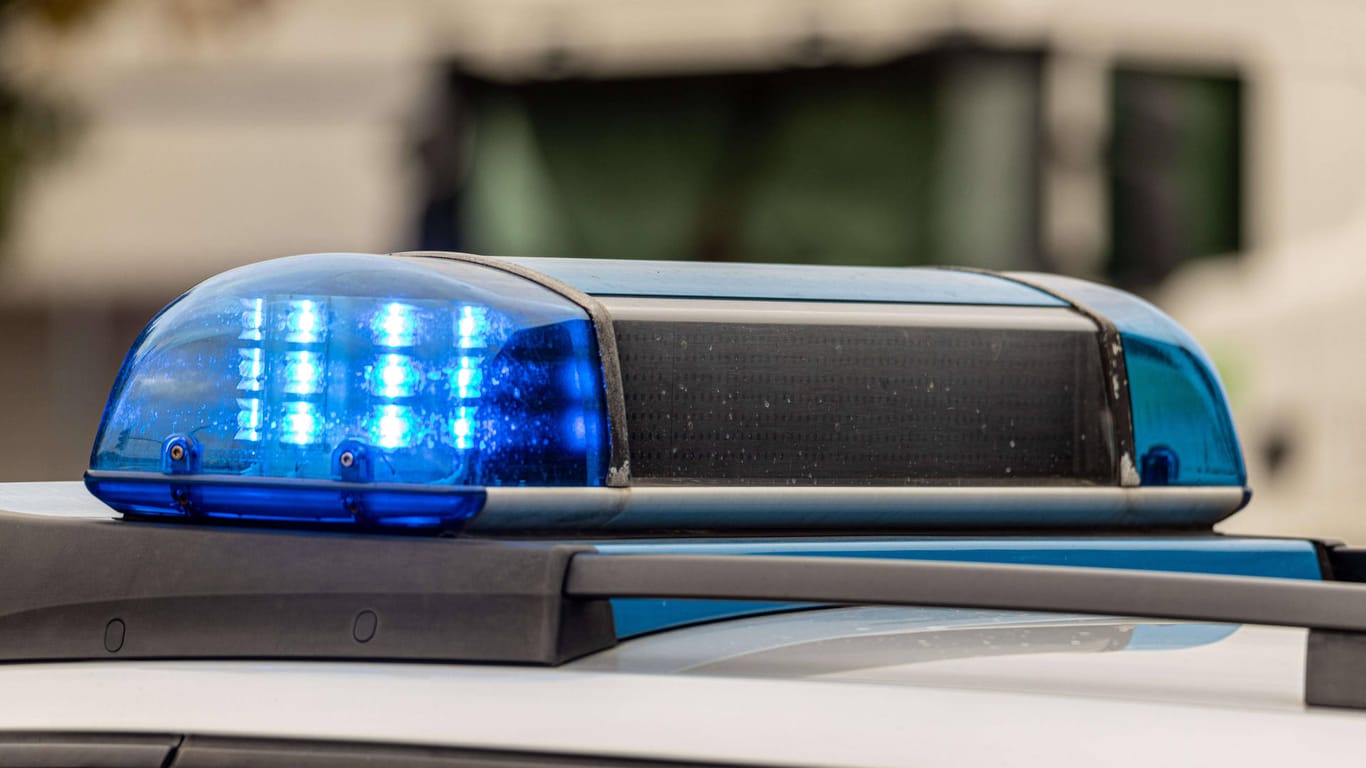 Blaulicht an einem Streifenwagen (Symbolbild): Ein Sechsjähriger ist in Bayern von einem Auto erfasst worden und gestorben.
