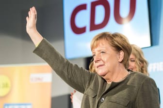 Bundeskanzlerin Angela Merkel winkt zum Abschied: Am Dienstag wird sie offiziell aus ihrem Amt entlassen.