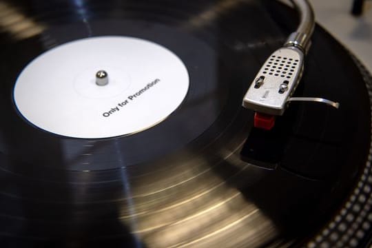 Schallplatten erleben ein Comeback bei Musikfreunden.