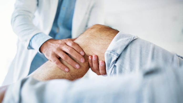 Untersuchung: Dauern Beinschmerzen länger an, sollten Sie einen Arzt aufsuchen.