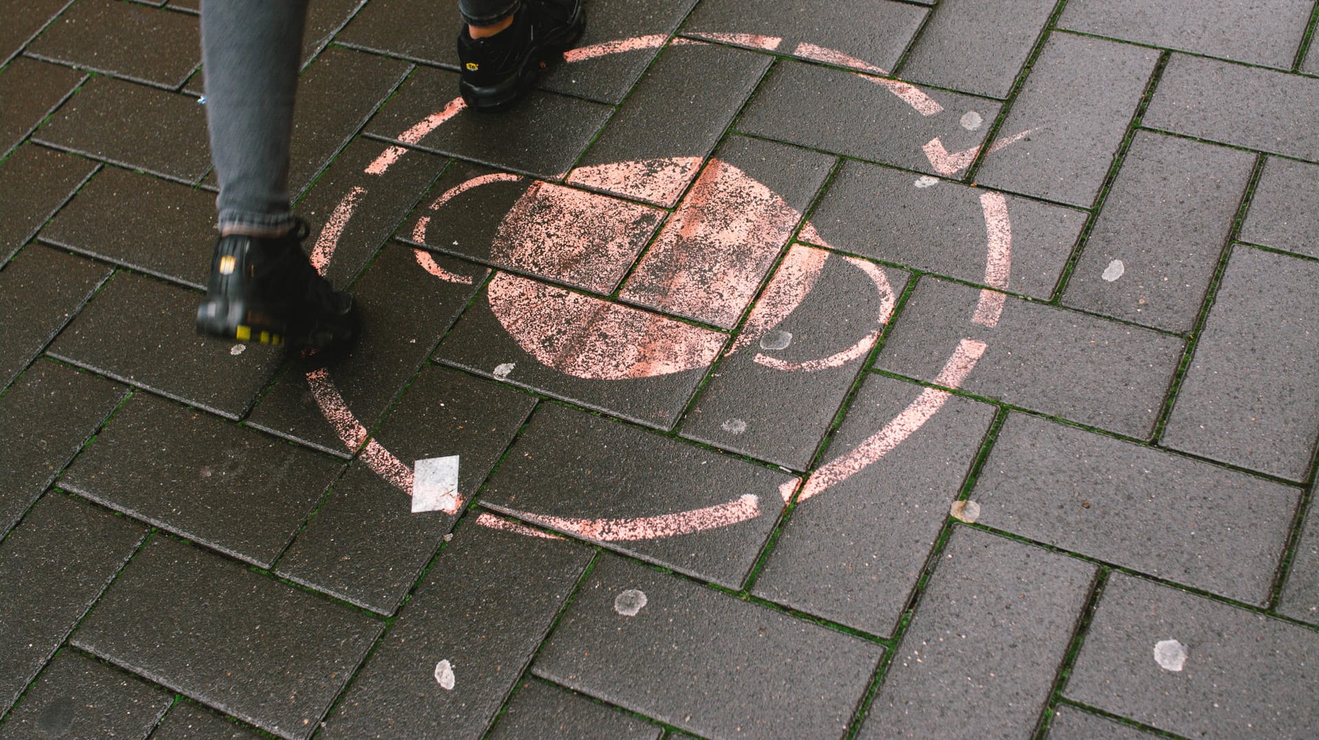 Erinnerung an die Maskenpflicht in Köln: Die aktuellen Schutzregeln in Innenräumen sollen auch in den kommenden Monaten erhalten bleiben.