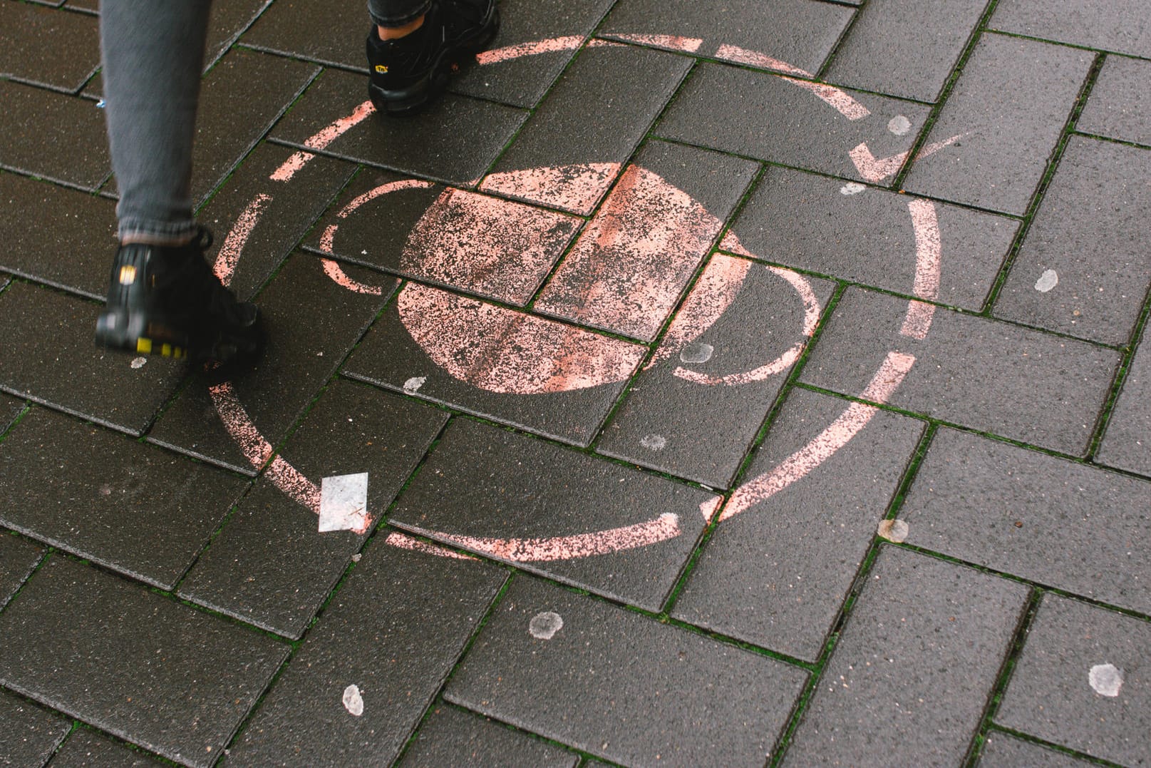 Erinnerung an die Maskenpflicht in Köln: Die aktuellen Schutzregeln in Innenräumen sollen auch in den kommenden Monaten erhalten bleiben.