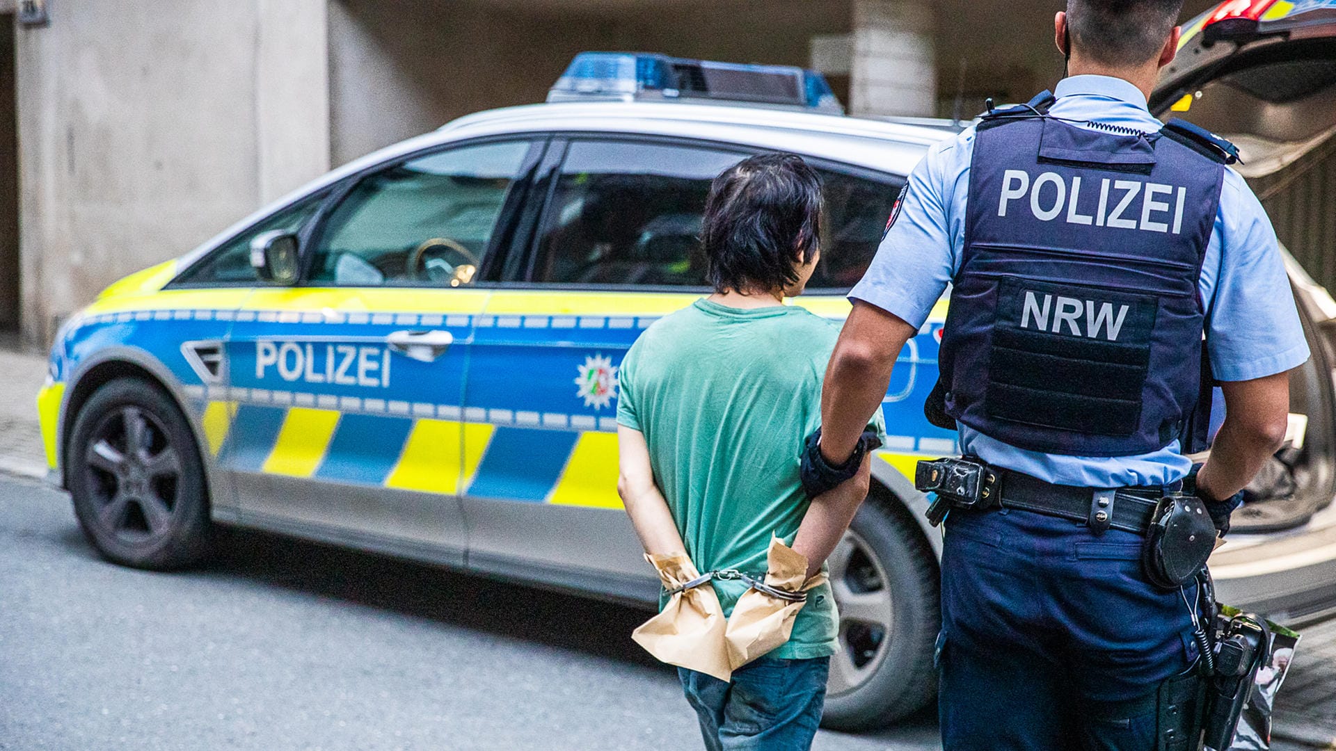 Der Tatverdächtige wird von einem Polizisten abgeführt: Ein 48-Jähriger soll einen anderen Mann lebensbedrohlich verletzt haben. Der Tatverdächtige wird von einem Polizisten abgeführt: Ein 48-Jähriger soll einen anderen Mann lebensbedrohlich verletzt haben.