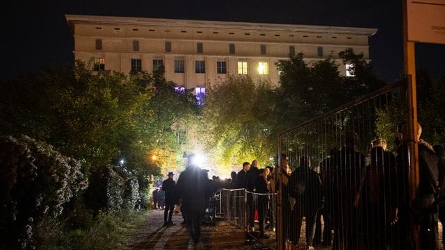 Mehrere hundert Menschen stehen vor dem Berghain an (Archivbild): Hier ist es zu mehreren Corona-Infektionen gekommen. Mehrere hundert Menschen stehen vor dem Berghain an (Archivbild): Hier ist es zu mehreren Corona-Infektionen gekommen.