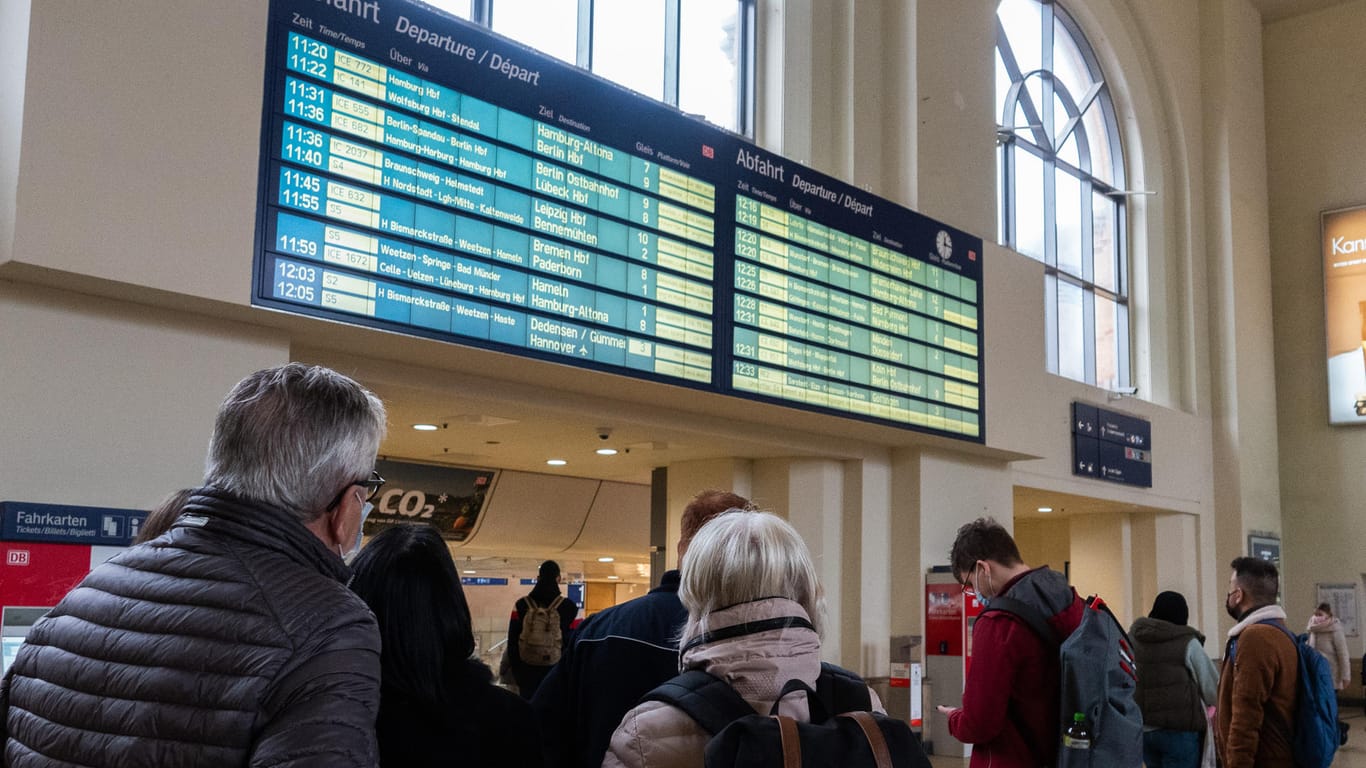 Reisende stehen in der Halle des Hauptbahnhofs in Hannover vor einer Anzeigetafel: Wegen des Sturmtiefs läuft der Bahnverkehr in Niedersachsen eingeschränkt.