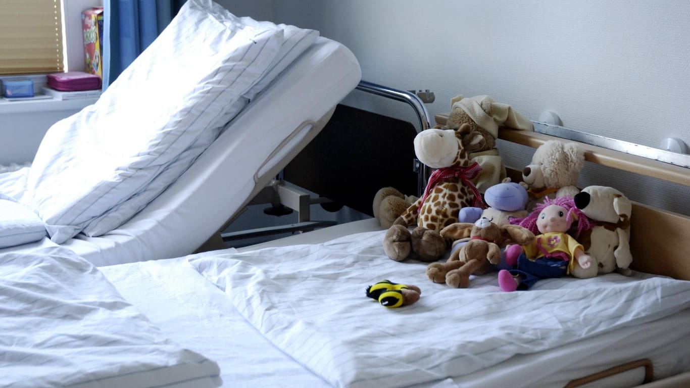 Auf einem Bett liegen Plüschtiere (Archivbild): Eine große Infektionswelle bei Kindern sorgt in Nordrhein-Westfalen derzeit für volle Kinderkliniken.