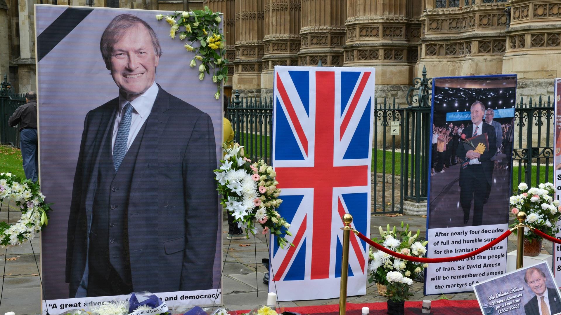 Gedenkstätte für David Amess: Der mutmaßliche Attentäter muss sich nun wegen Mordes und Terrorismus verantworten. Gedenkstätte für David Amess: Der mutmaßliche Attentäter muss sich nun wegen Mordes und Terrorismus verantworten.