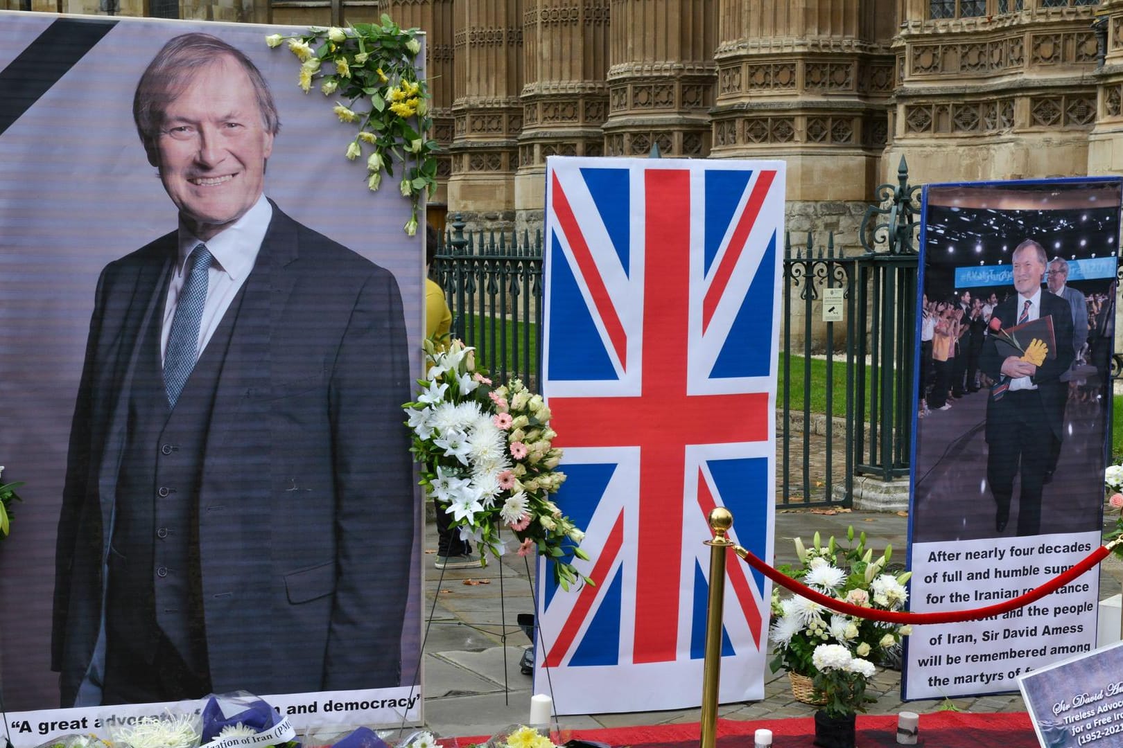 Gedenkstätte für David Amess: Der mutmaßliche Attentäter muss sich nun wegen Mordes und Terrorismus verantworten.