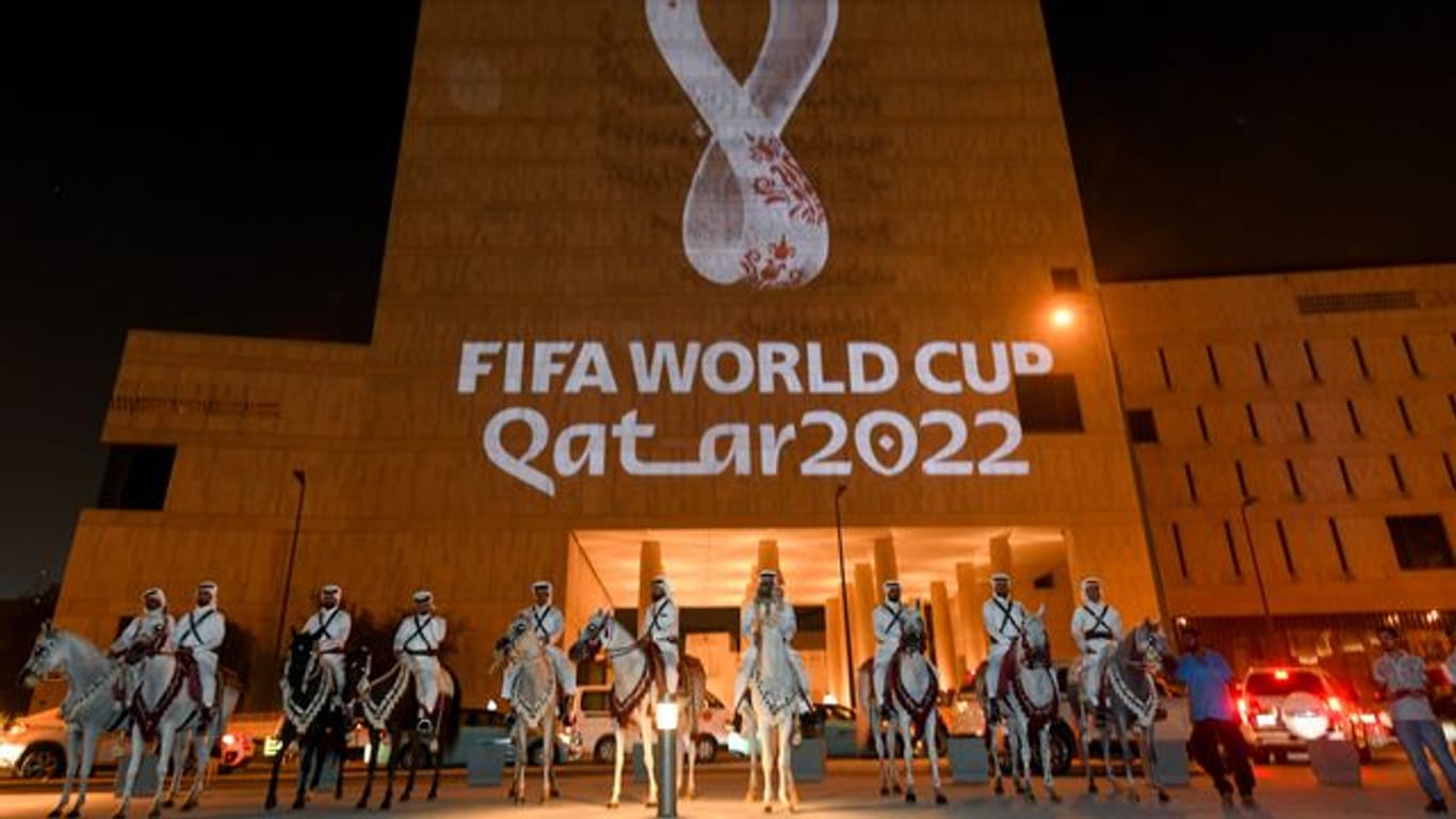 Die Fußball-Weltmeisterschaft findet 2022 in Katar statt.