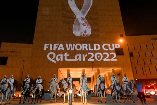 Die Fußball-Weltmeisterschaft findet 2022 in Katar statt.