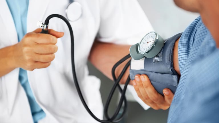 Ein Arzt misst bei einem Patienten den Blutdruck. Diabetiker haben ein erhöhtes Risiko für Herz-Kreislauf-Erkrankungen-