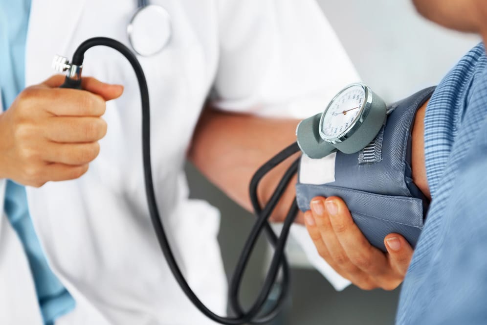 Ein Arzt misst bei einem Patienten den Blutdruck. Diabetiker haben ein erhöhtes Risiko für Herz-Kreislauf-Erkrankungen-