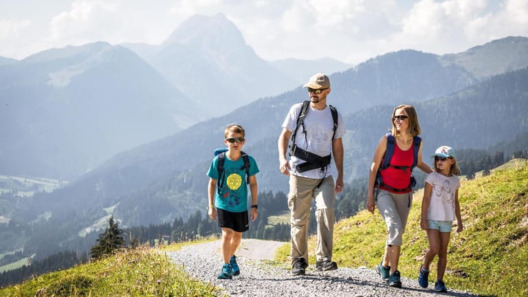 Kitzbüheler Alpen Trail (KAT): Er gilt als mittelschwieriger Bergwanderweg, wird aber auch für Familien angeboten.