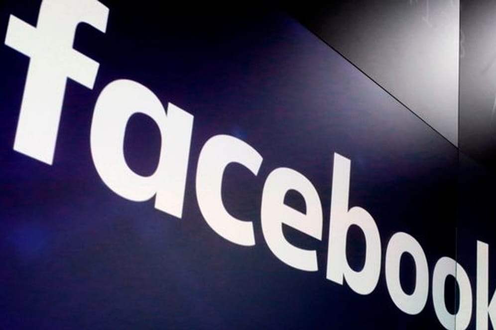Das Aufsichtsgremium von Facebook fordert von dem Unternehmen mehr Transparenz.