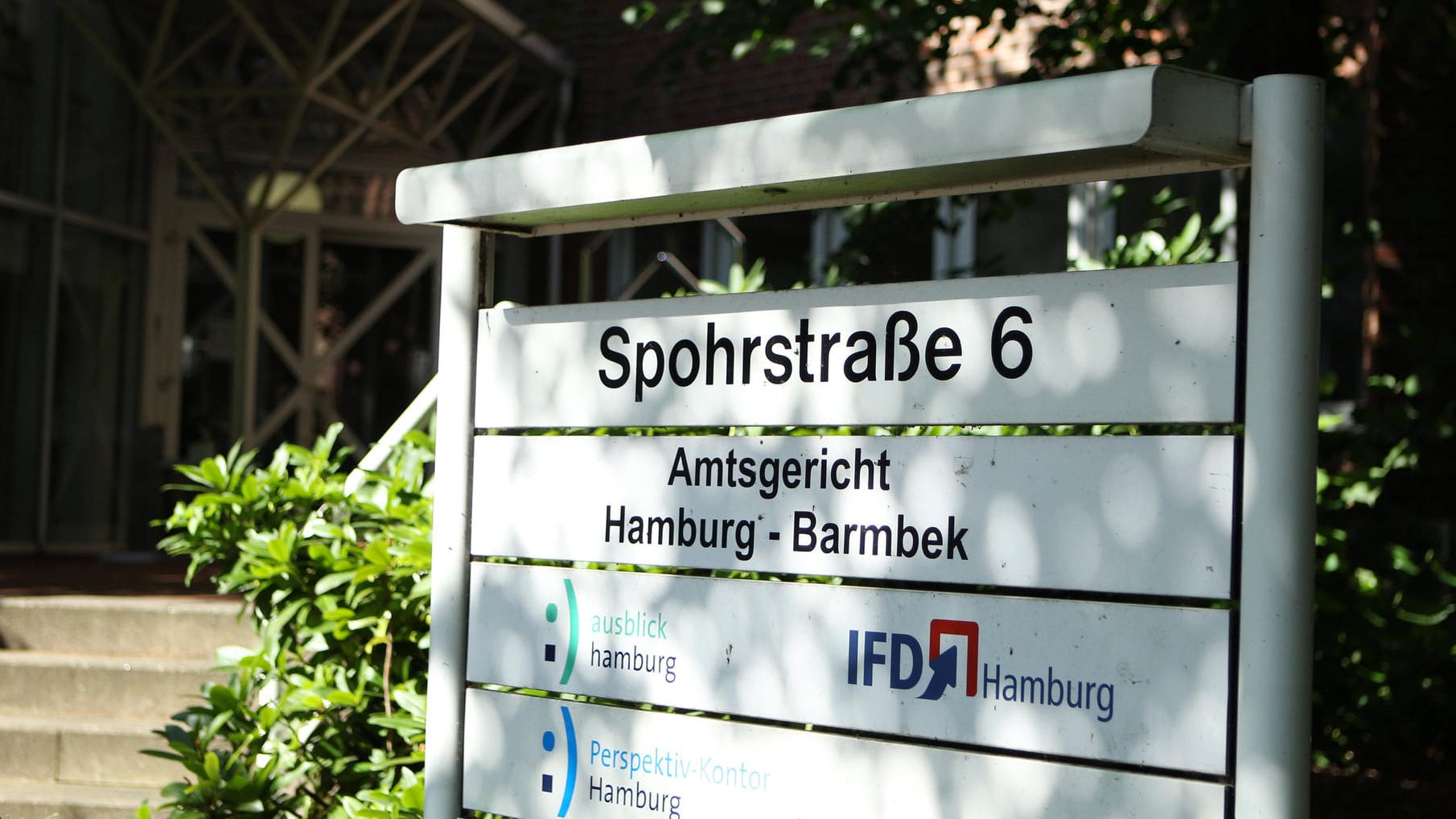 Das Eingangsschild zum Amtsgericht Barmbek in Hamburg (Archivbild): Einem Häftling ist eine kuriose Flucht gelungen. Das Eingangsschild zum Amtsgericht Barmbek in Hamburg (Archivbild): Einem Häftling ist eine kuriose Flucht gelungen.