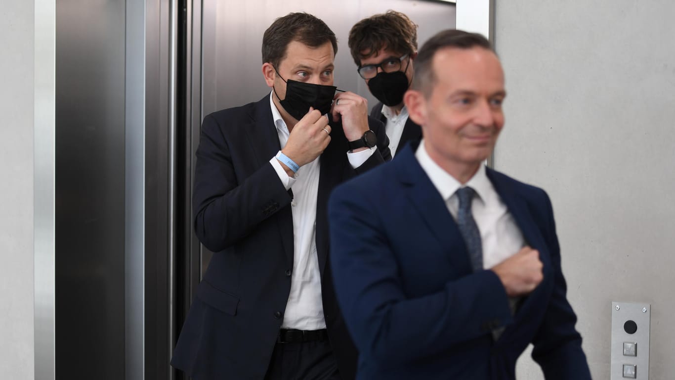 Volker Wissing (FDP), Lars Klingbeil (SPD) und Michael Kellner (Grüne): Für die Regierungsbildung streben sie einen straffen Zeitplan an.
