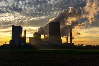 Ein Braunkohle-Kraftwerk in Nordrhein-Westfalen: Dokumente zeigen, wie Länder den IPCC-Bericht in ihrem Sinne beeinflussen wollten. (Symbolfoto)