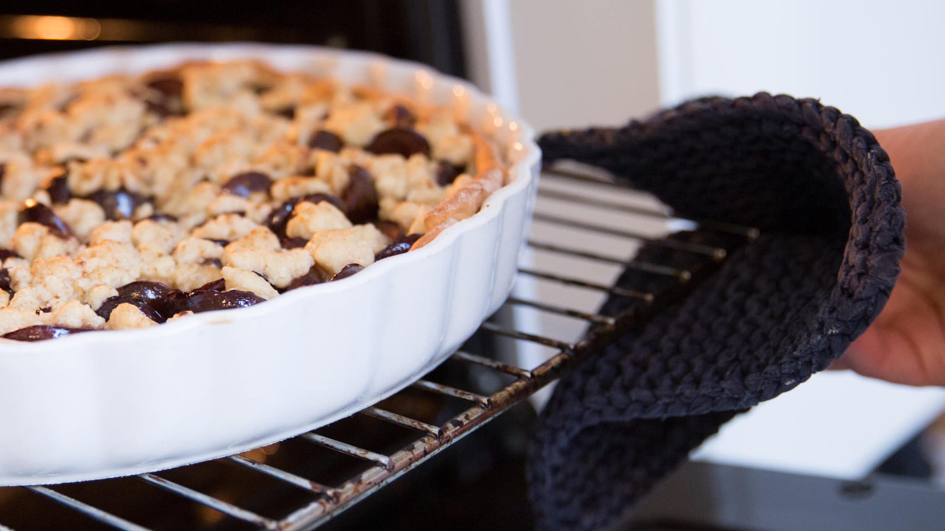 Crumble-Variation: Auch Pflaumen- oder andere Obst-Stückchen eignen sich.