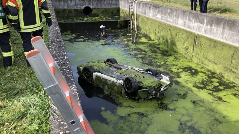 Einsatz in Gottmadingen: Bei Mäharbeiten hat ein Arbeiter den Porsche entdeckt, der wohl seit Wochen in dem Regenrückhaltebecken lag.
