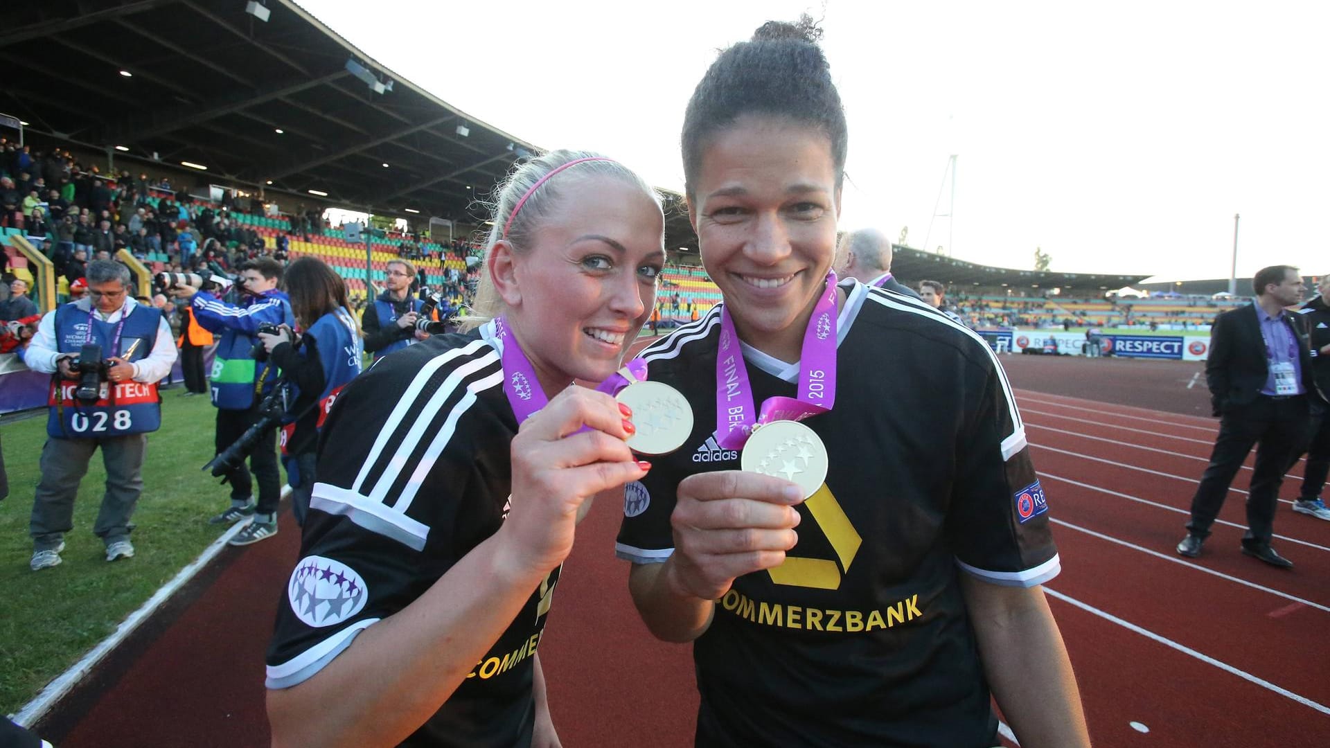 Celia Šašić (re.): Die Stürmerin freut sich gemeinsam mit Mitspielerin Mandy Islacker über den Gewinn der Champions League im Berliner Jahnsportpark.