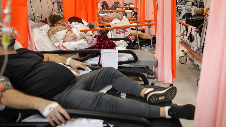 Corona-Patienten in einem überfüllten Krankenhaus in Bukarest: "Apokalyptisch".