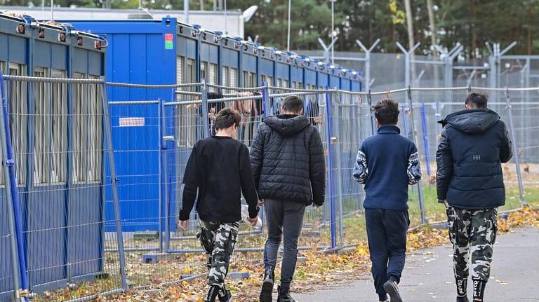 Flüchtlinge in der Erstaufnahmeeinrichtung in Eisenhüttenstadt: In den vergangenen Tagen sind Tausende Migranten über Polen nach Deutschland gekommen.