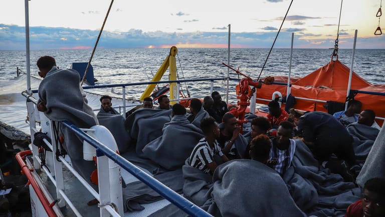 Das Rettungsschiff "Sea Watch 3" liegt mit 400 Migranten vor Malta: Es kommen wieder mehr Menschen über das Mittelmeer nach Europa.