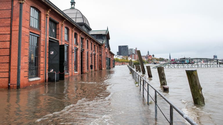 Hamburg: Der Fischmarkt mit der Fischauktionshalle ist am Abend während des Hochwassers überschwemmt.