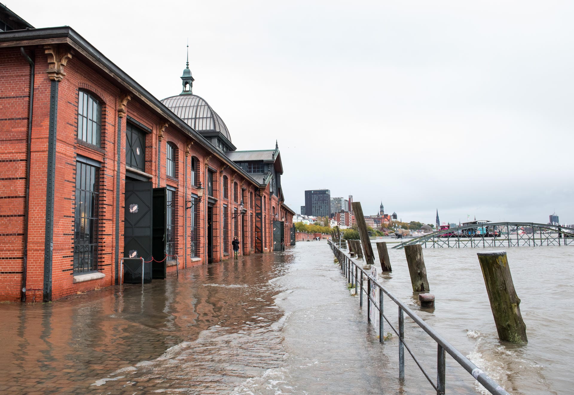 Hochwasser in Hamburg: Der Fischmarkt mit der Fischauktionshalle ist am Abend überschwemmt worden.