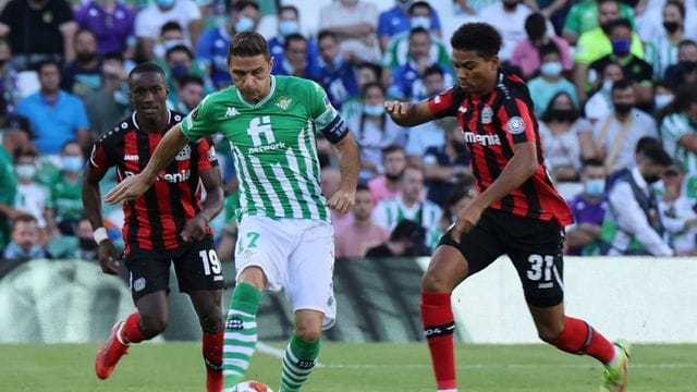 Joaquin (l) und Leverkusens Amine Adli teilten sich mit ihren Teams die Punkte. Joaquin (l) und Leverkusens Amine Adli teilten sich mit ihren Teams die Punkte.