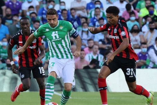Joaquin (l) und Leverkusens Amine Adli teilten sich mit ihren Teams die Punkte.