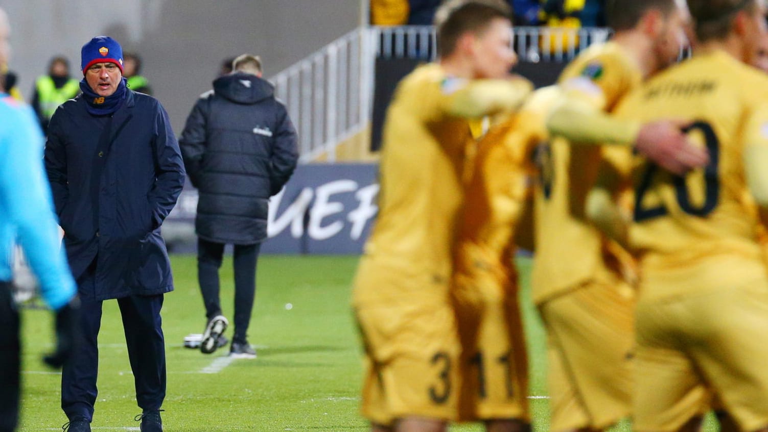 Jubel bei Bodö/Glimt, Ärger bei José Mourinho (blaut Mütze): Der Abend in Norwegen wurde zum Reinfall für die Roma.