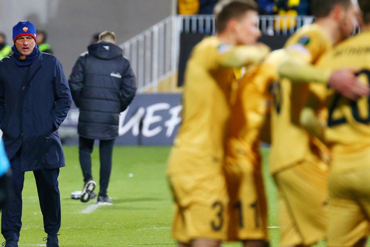 Jubel bei Bodö/Glimt, Ärger bei José Mourinho (blaut Mütze): Der Abend in Norwegen wurde zum Reinfall für die Roma.