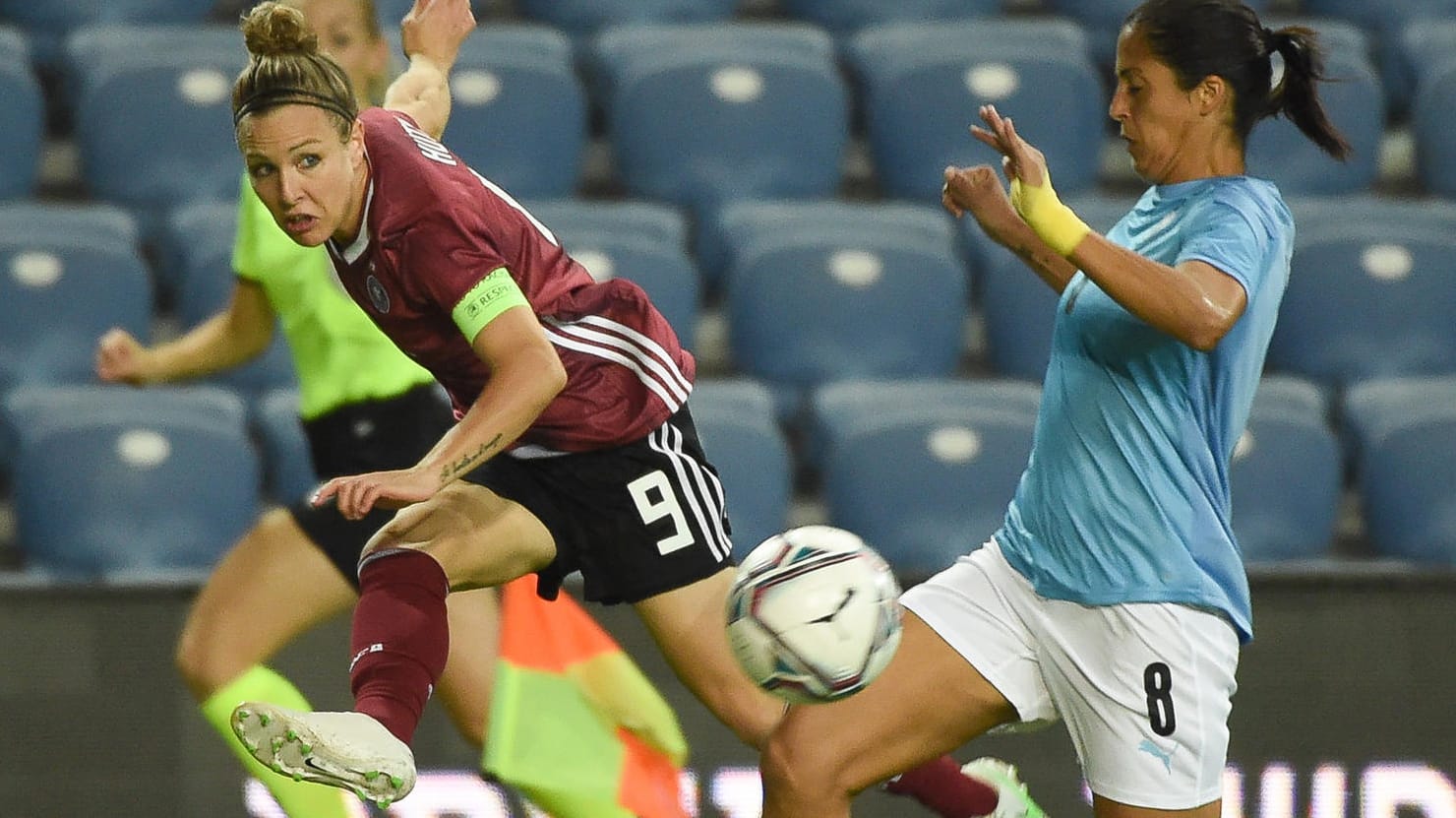 Deutschlands Svenja Huth (l.) und Israels Shani David: Die DFB-Frauen konnten knapp siegen.