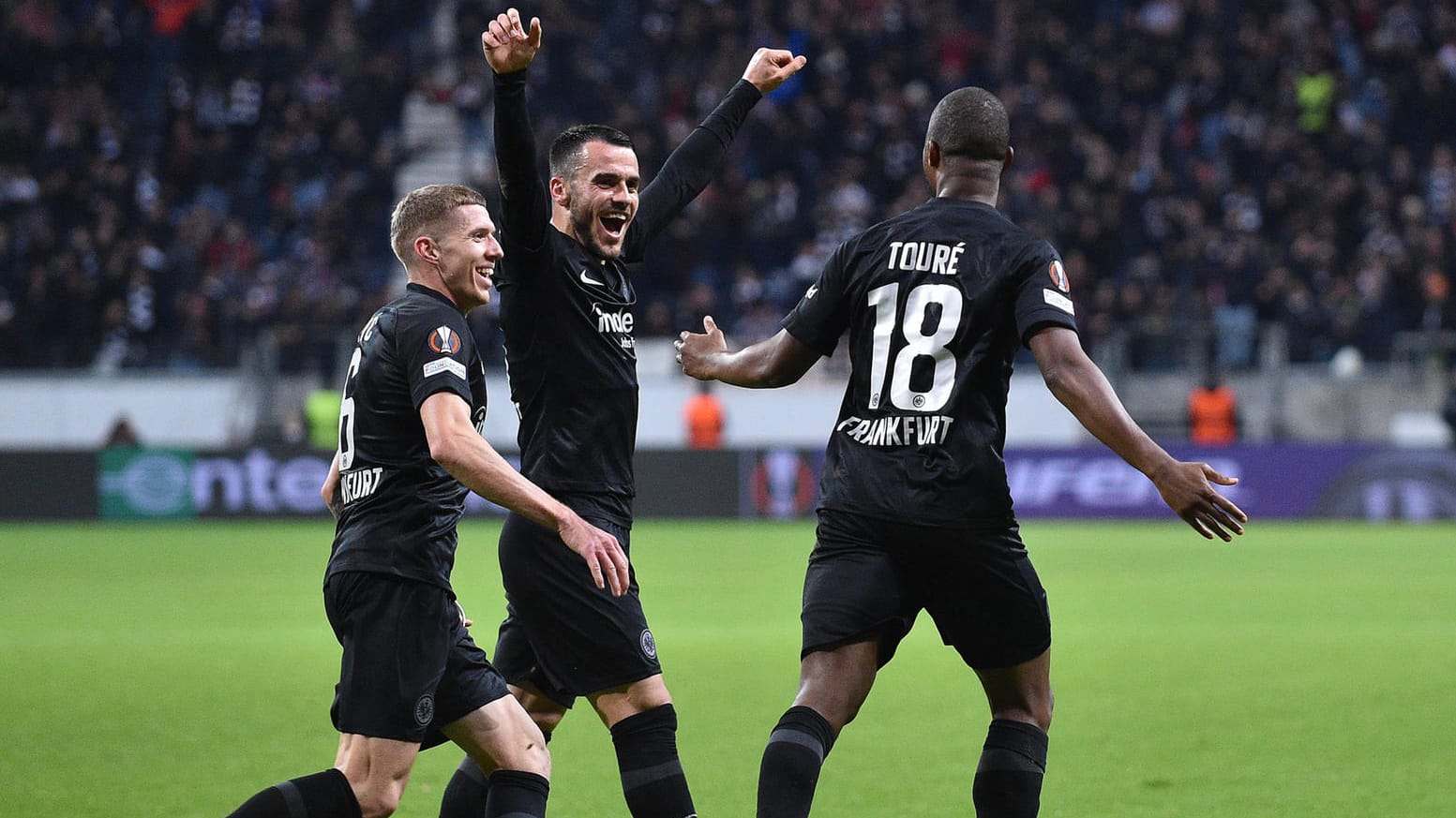 Filip Kostic (m.) bejubelt Torschütze Almamy Touré (r.): Der Außenverteidiger erzielte das 2:1 für die Eintracht.