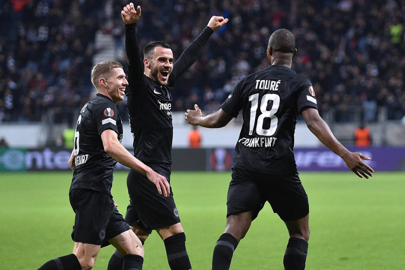 Filip Kostic (m.) bejubelt Torschütze Almamy Touré (r.): Der Außenverteidiger erzielte das 2:1 für die Eintracht.