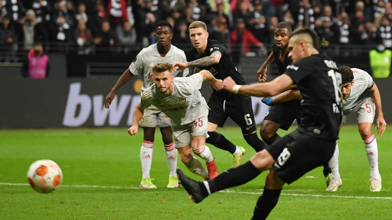 Rafael Santos Borré brachte die Eintracht vom Elfmeterpunkt in Führung. Rafael Santos Borré brachte die Eintracht vom Elfmeterpunkt in Führung.