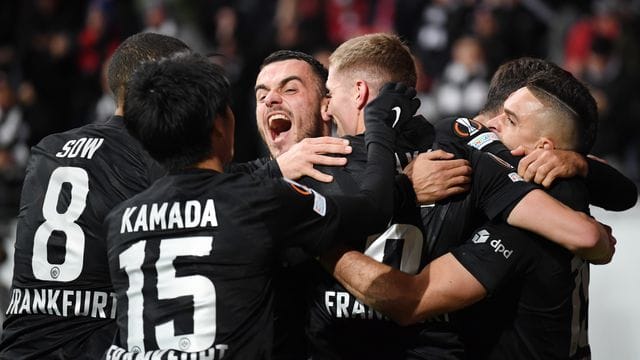 Frankfurts Spieler jubeln nach dem 1:0