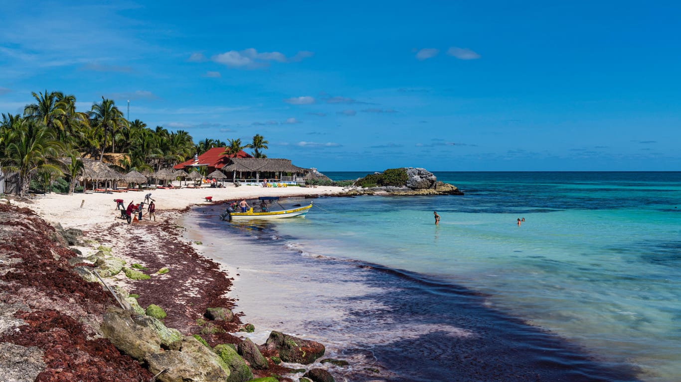 Touristen an einem Strand in Tulum: Der beliebte Urlaubsort in Mexiko ist auch Schauplatz des Drogenkriegs.