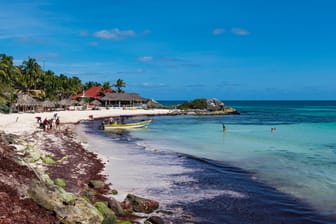 Touristen an einem Strand in Tulum: Der beliebte Urlaubsort in Mexiko ist auch Schauplatz des Drogenkriegs.