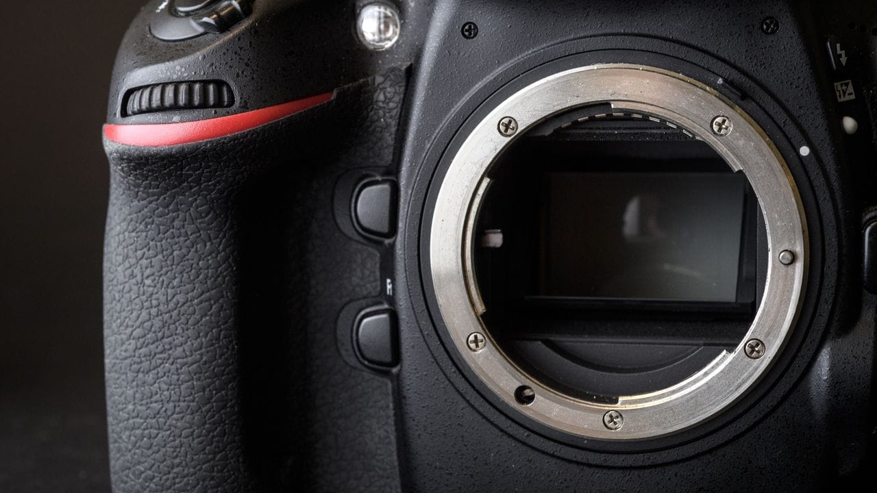 Blick ins Innere einer Spiegelreflexkamera: Die Technik dieser Kamerabauart benötigt verhältnismäßig viel Platz und ist recht schwer.