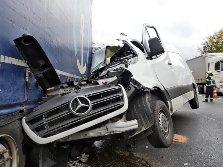 In Wilnsdorf in Nordrhein-Westfalen kollidierte ein Kleintransporter mit einem Lastwagen: Der LKW-Fahrer hatte sein Fahrzeug aufgrund einer Panne abgestellt, der Kleinlaster wurde von einer Windböe gegen das Fahrzeug gedrückt.