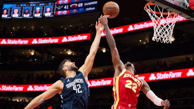 Maximilian Kleber (l) unterlag mit den Dallas Mavericks bei den Atlanta Hawks. Maximilian Kleber (l) unterlag mit den Dallas Mavericks bei den Atlanta Hawks.
