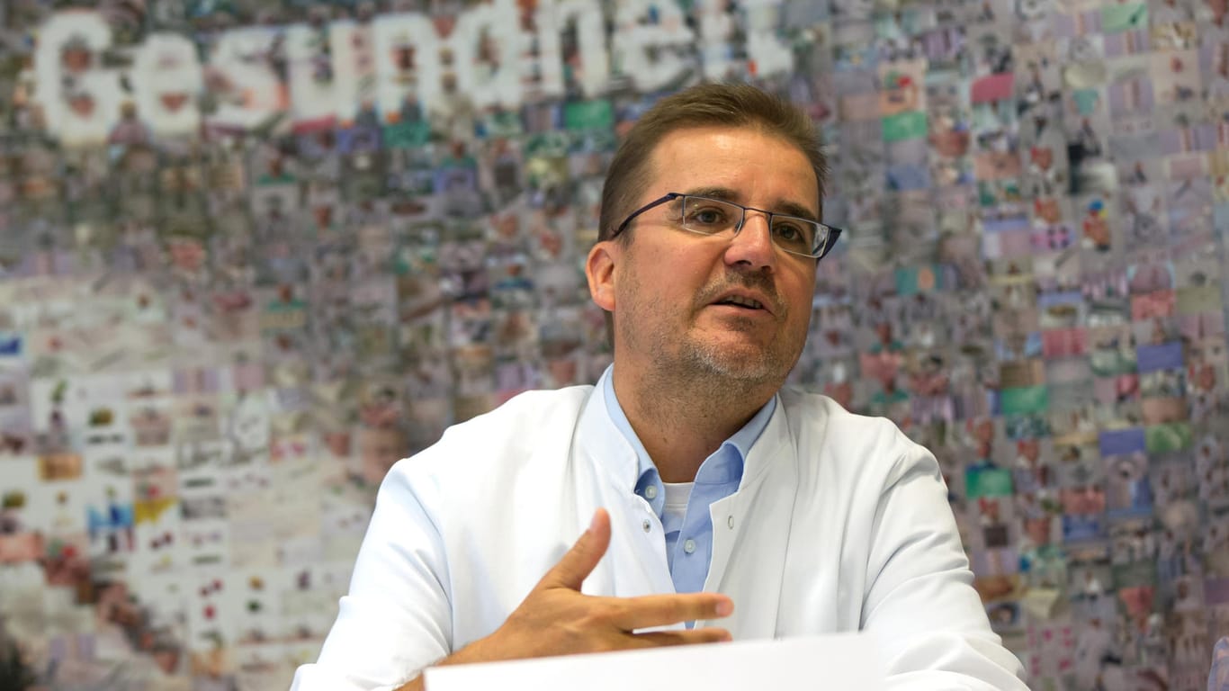 Dominik Schneider bei einer Pressekonferenz (Archivfoto): Der Direktor der Klinik für Kinder- und Jugendmedizin aus Dortmund sorgt sich wegen des RS-Virus.
