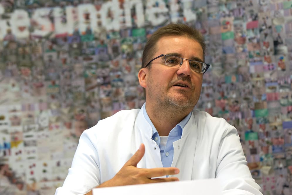 Dominik Schneider bei einer Pressekonferenz (Archivfoto): Der Direktor der Klinik für Kinder- und Jugendmedizin aus Dortmund sorgt sich wegen des RS-Virus.