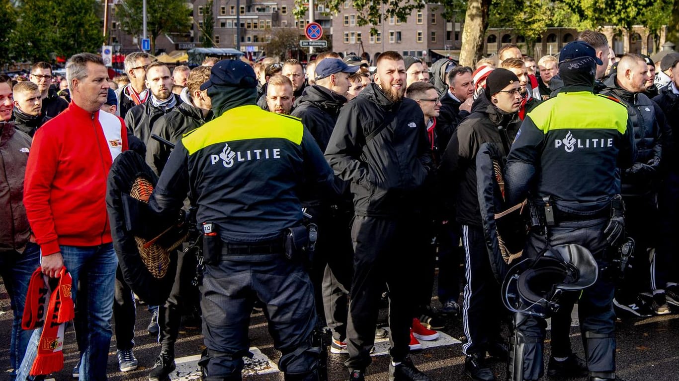 Fans von Union Berlin werden vor dem Feyenoord-Stadion von der niederländischen Polizei eingekesselt.