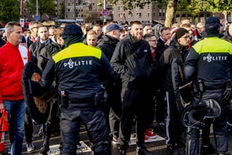 Fans von Union Berlin werden vor dem Feyenoord-Stadion von der niederländischen Polizei eingekesselt.