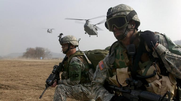 US-Soldaten bei einem Manöver in Südkorea (Archivbild): Die USA wären im Fall eines Angriffs aus China bereit auch den Verbündeten Taiwan zu verteidigen.