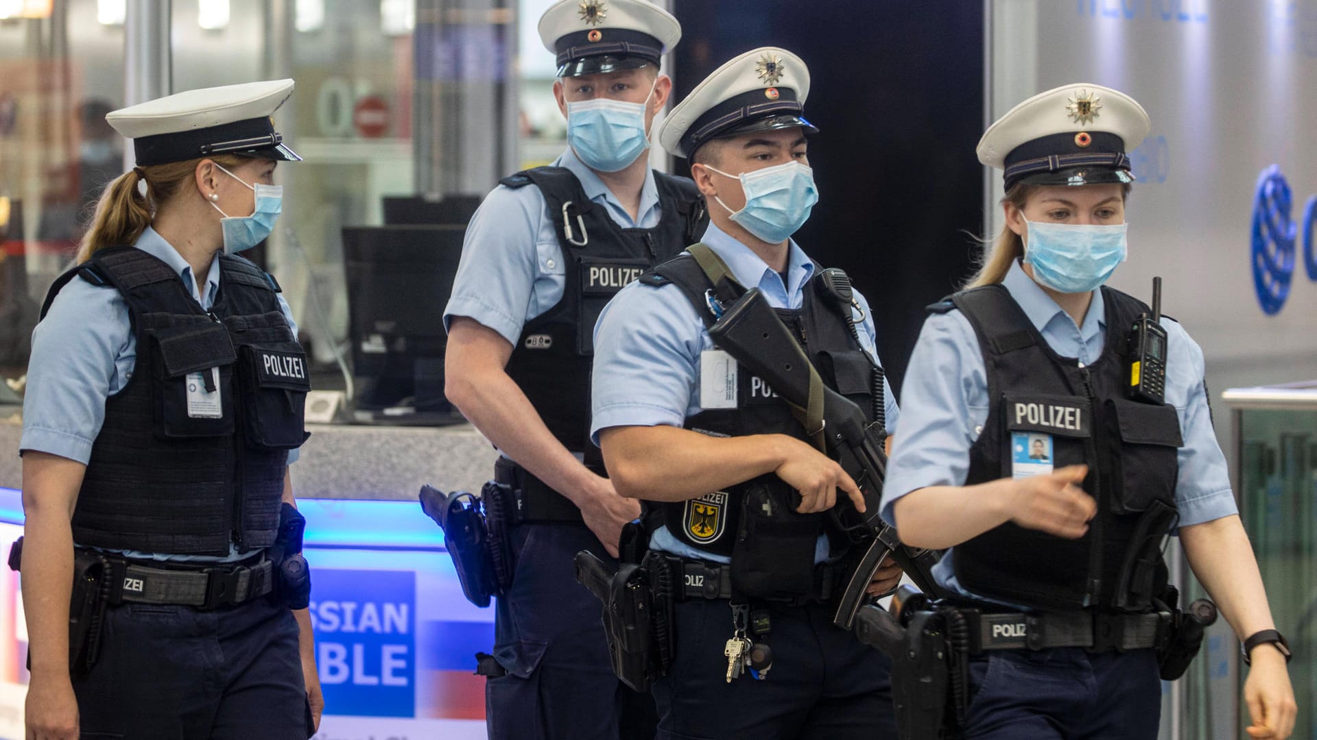 Bundespolizisten am Flughafen Düsseldorf (Archivbild): Am Donnerstag wurde ein Terminal kurzzeitig geräumt. Bundespolizisten am Flughafen Düsseldorf (Archivbild): Am Donnerstag wurde ein Terminal kurzzeitig geräumt.