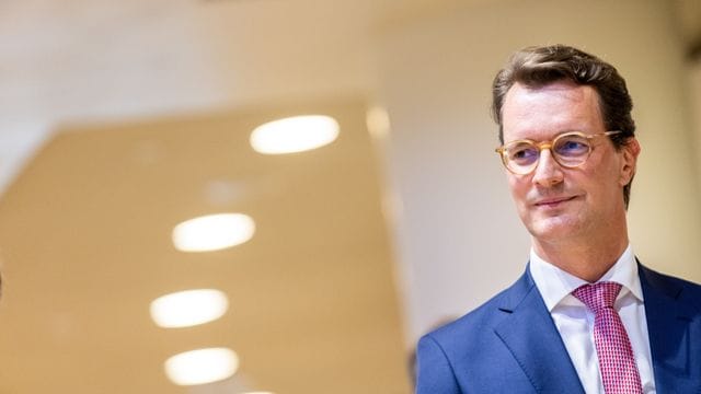 Hendrik Wüst lächelt